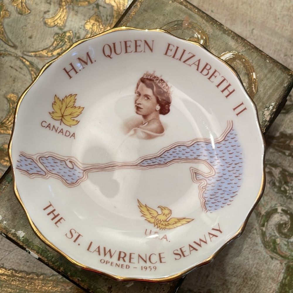 H.M. QUEEN ELIZABETH II commemorative ashtray/ small plate.